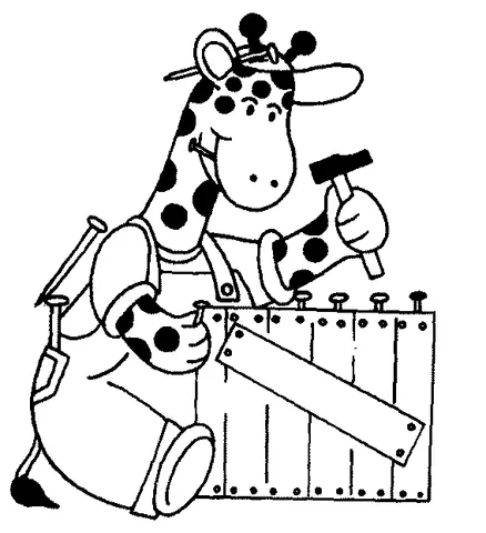 Ausmalbild Giraffen: eine Giraffe als Zimmermann verkleidet, die Nägel in einen Holzzaun hämmert